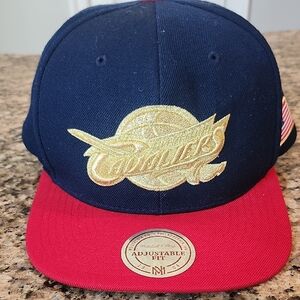 Cavaliers Mitchell & Ness‎ Gold Logo Hat